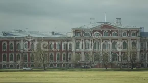 拉斯特雷利宫位于拉托维亚的杰尔加瓦秋天的一片田野背景视频的预览图