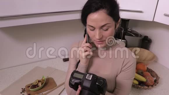 女摄影师在智能手机上聊天视频的预览图