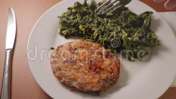 吃健康的素食或纯素食物真正的茄子胡萝卜蔬菜汉堡加菠菜视频的预览图