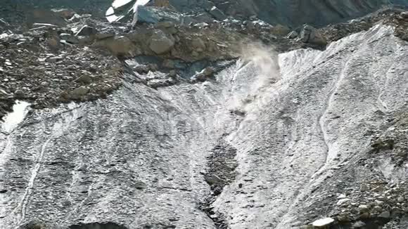 在山上落石石头从冰川上落下来缓慢的运动视频的预览图