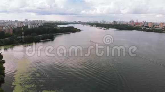 绿色城市公园附近破旧莫斯科河的空中录像视频的预览图