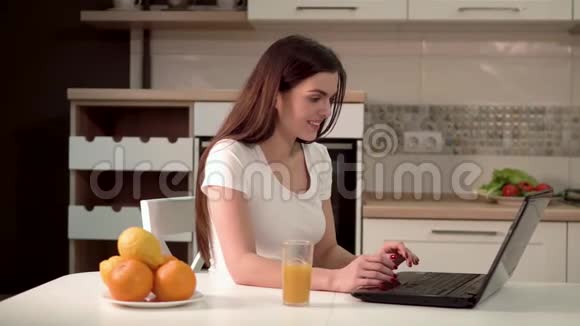 年轻女子在笔记本电脑上讲话视频的预览图