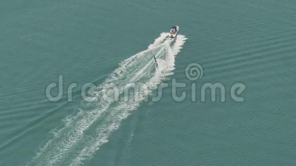 船沿迪拜海岸漂浮从高处看视频的预览图