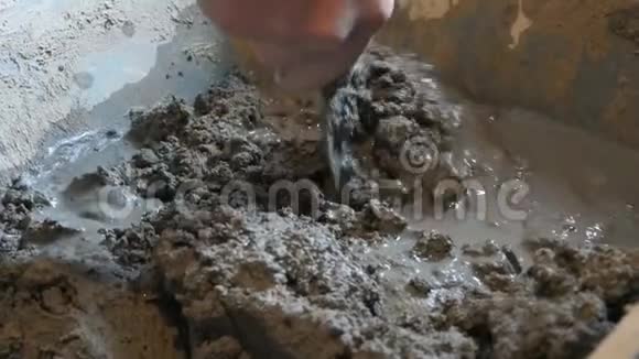 制造水泥的男建筑工人混合水泥粘土和水把所有的都混合起来视频的预览图