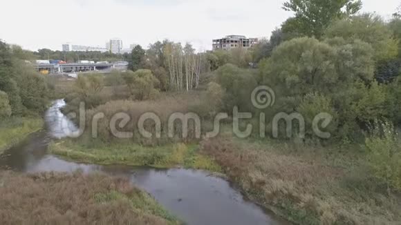 摄像机从一条小河上升起寺庙变得可见视频的预览图