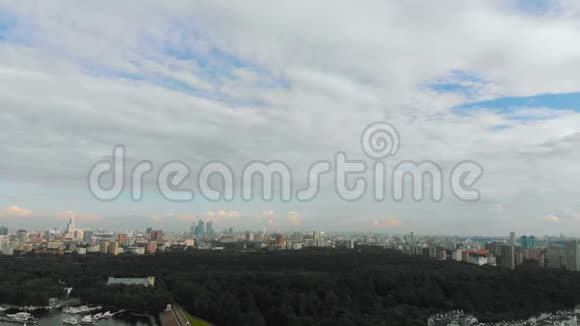 莫斯科全景现代建筑以天空为背景飞云视频的预览图