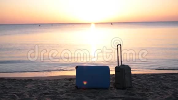 两个手提箱在海滩上视频的预览图