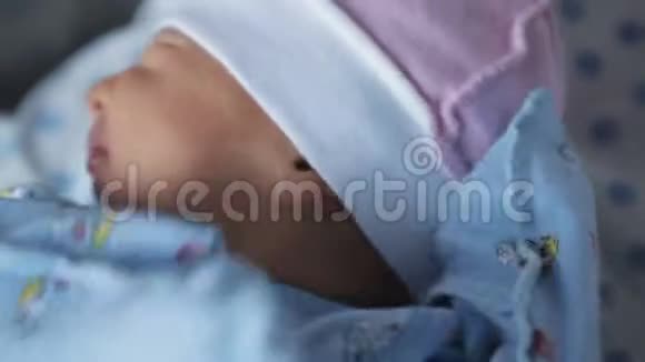在妇产医院里睡得不安稳的新生儿视频的预览图