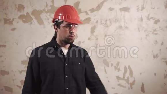 一幅工头的画像他在工地上惩罚下属视频的预览图