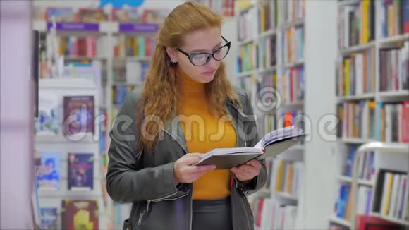 幸福美丽的少女眼镜中的女孩书库中的学生阅读大学中的女孩视频的预览图