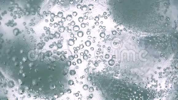 冰水加冰玻璃泡视频的预览图