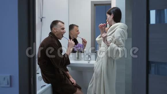 愉快的情侣在浴室刷牙视频的预览图