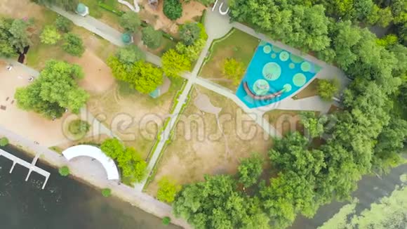 公共公园现代彩色儿童游乐场的鸟瞰图视频的预览图
