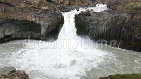 冰岛夏季的阿尔迪雅弗斯瀑布视频的预览图