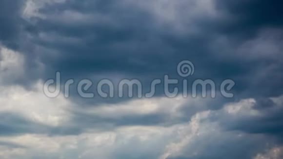 白色蓬松的积云时间推移运动视频的预览图