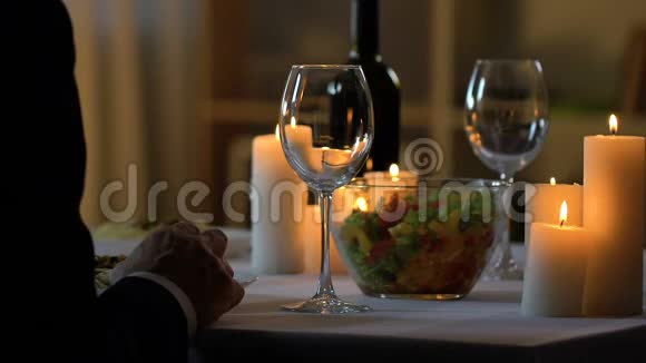 男人坐在餐馆里等着女人为失败的约会分手而烦恼视频的预览图