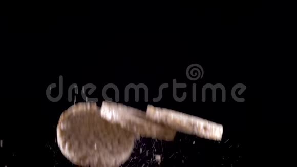 三个米饭和玉米面包在黑色背景上飞起来慢动作视频的预览图