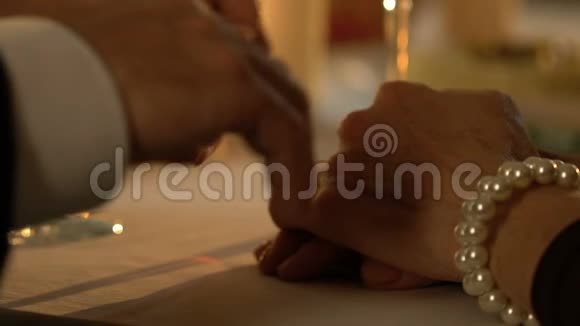 绅士握着女性的手温柔地抚摸着爱同情特写视频的预览图