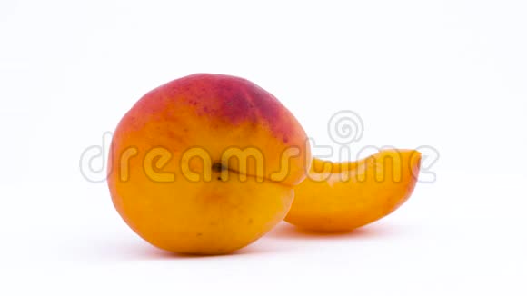 一整一片杏果在转盘上旋转孤立在白色背景上特写镜头宏观的视频的预览图