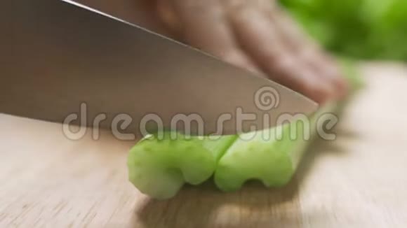 厨师把芹菜切在砧板上视频的预览图