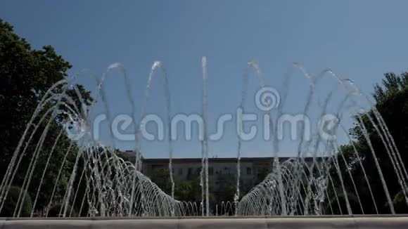喷泉与水喷流下降在城市公园的中心在夏天视频的预览图