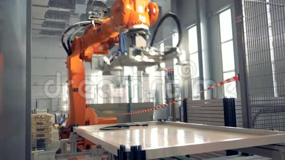 自动化机械臂在工厂的地板上工作视频的预览图