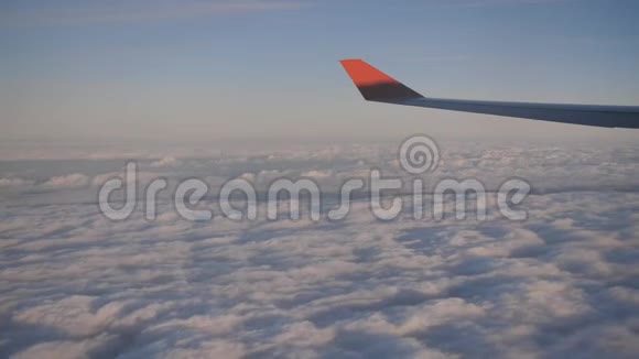 飞行和旅行日落时从机翼上的飞机窗口观看视频的预览图