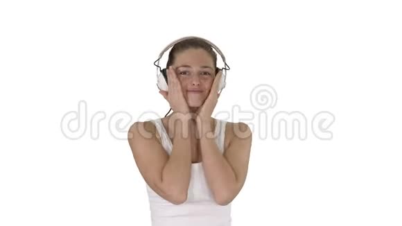 带耳机的女人听音乐在白色背景上做滑稽的脸视频的预览图