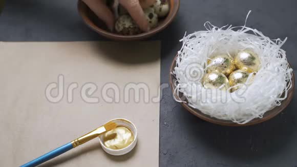 金箔装饰的鸡蛋视频的预览图