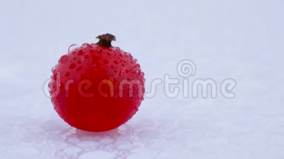 一个整个红醋栗浆果旋转在转盘上隔离在白色背景上特写镜头宏观的水视频的预览图