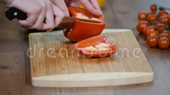 烹饪食物和家庭概念关闭男性手切胡椒在家中的切割板视频的预览图