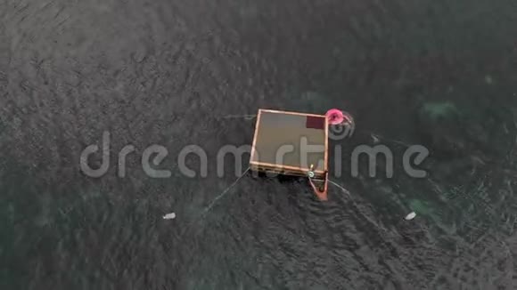 快乐的孩子正从木筏跳入大海空中射击视频的预览图