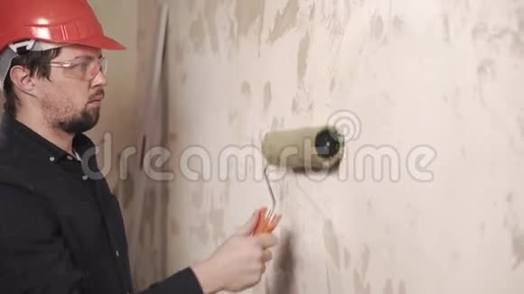 一个男人的肖像一个男人在修补过的墙上的胶水下面戴着一个地基视频的预览图