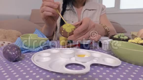 女人亲手画复活节彩蛋视频的预览图