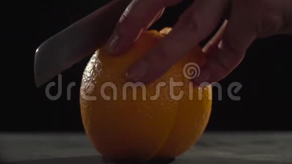 这把刀划破了橘子的一半视频的预览图