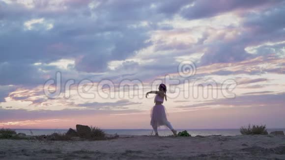 美丽的年轻女子妆容鲜艳穿着粉红色的连衣裙在河岸上跳舞一种性感甜美的舞蹈视频的预览图