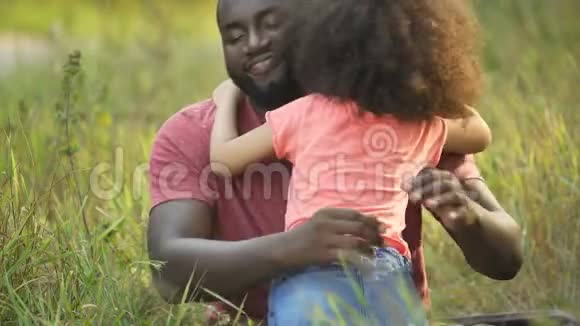 地球上幸福的父亲紧紧地拥抱着心爱的女儿视频的预览图