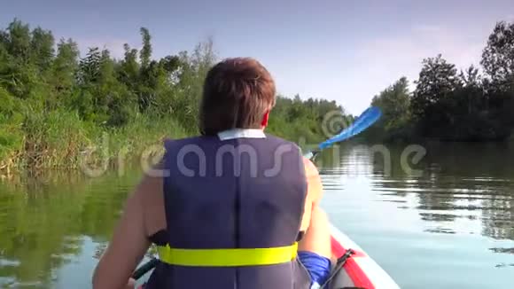 乘坐皮艇的人在大河上游泳视频的预览图