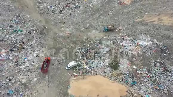 城市垃圾工作垃圾的车辆和人员以食物为食的禽鸟飞过它鸟瞰图视频的预览图