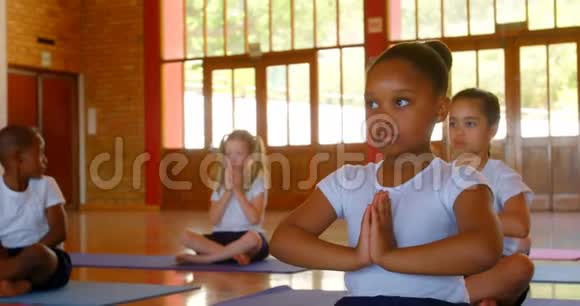 4k学校的学生在运动垫上练习瑜伽视频的预览图