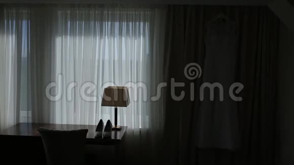 酒店的婚纱挂在墙上光线自然视频的预览图
