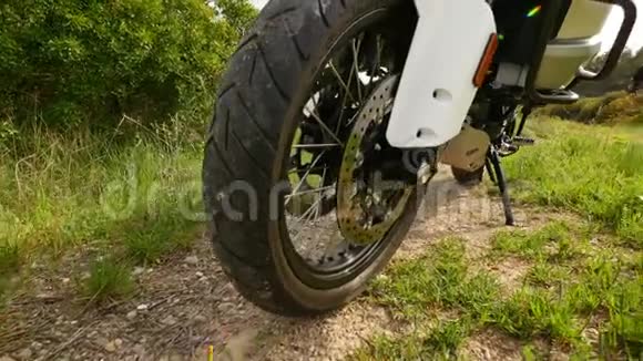 摩托车手准备他的运动摩托车进行公路锻炼视频的预览图