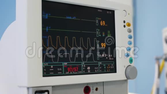 数字心脏监测器读出接近线图形和数字显示的病人被测量数字视频的预览图