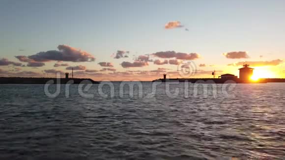 码头入口的日落美景天空多云倒影明媚视频的预览图