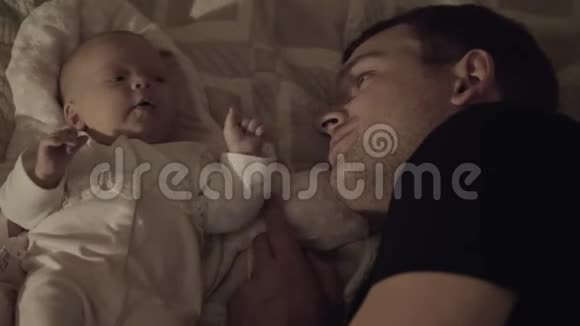 爸爸和心爱的宝贝女儿躺在床上视频的预览图