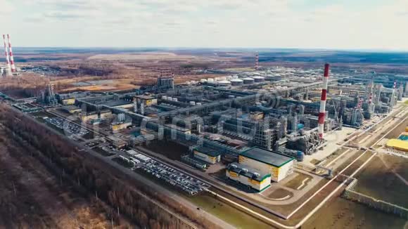 现代化生产塔鸟瞰炼油厂视频的预览图