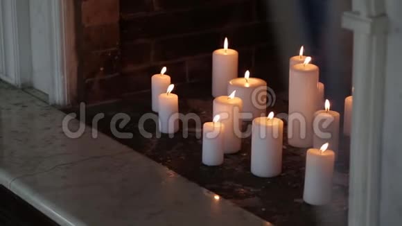 壁炉室内设计中的白色蜡烛视频的预览图
