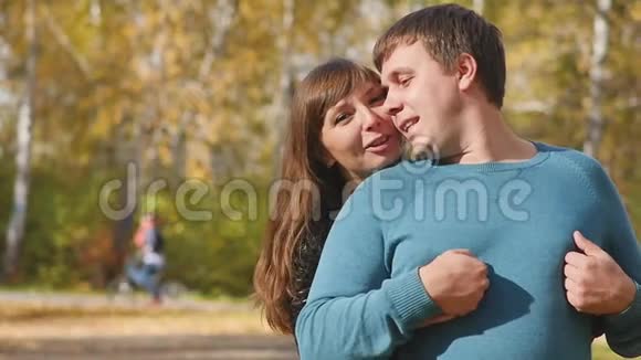 爱情人际关系季节和人的概念快乐的年轻夫妇在秋天公园玩视频的预览图