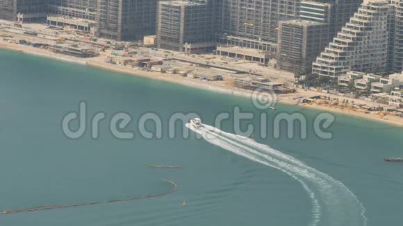 船沿迪拜海岸漂浮从高处看视频的预览图