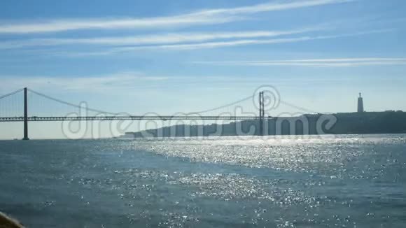 葡萄牙里斯本德阿布里勒桥25号金门大桥的一座吊桥视频的预览图